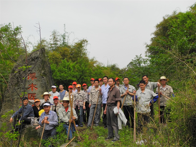 9 2009年春，万州厂及公司驻万人员28人在万州区五桥民强村种植800棵山胡椒树苗.JPG
