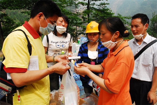 3 把随车携带的部分药品捐送给汉旺镇重灾区清平乡出来后的第一个救助点.JPG