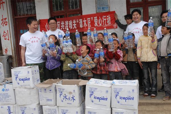 2 爱心小分队将2000多瓶饮用水先后送给了当地的两所爱心小学，当孩子们拿到水时，笑的无比灿烂。.JPG